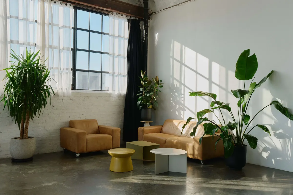Brooklyn Studio — Loungebereich mit Designmöbeln