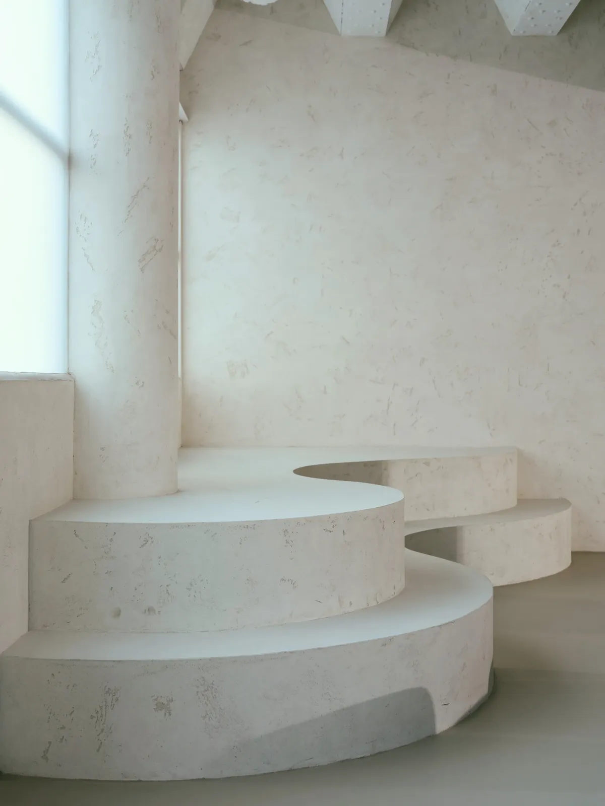 Gaia Studio — geschwungene Sitzarchitektur