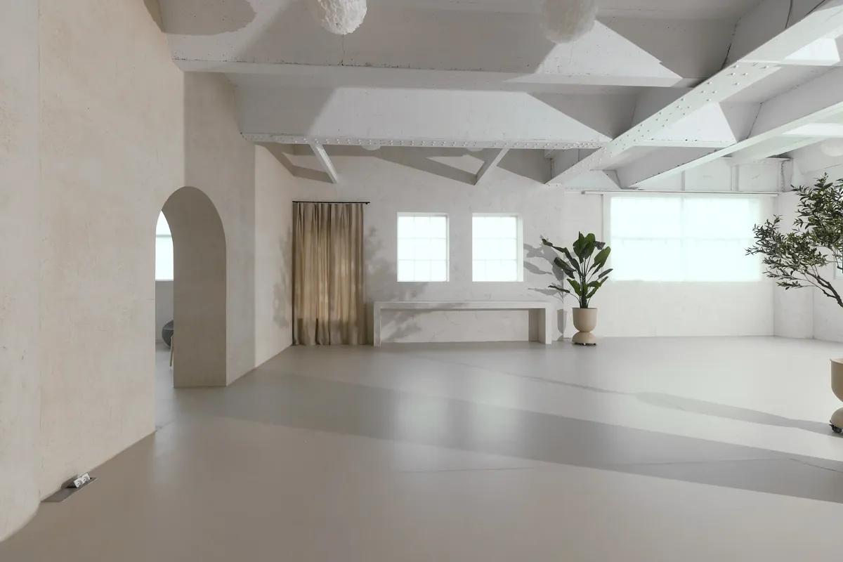Gaia Studio — weite, helle Fläche mit Tageslicht